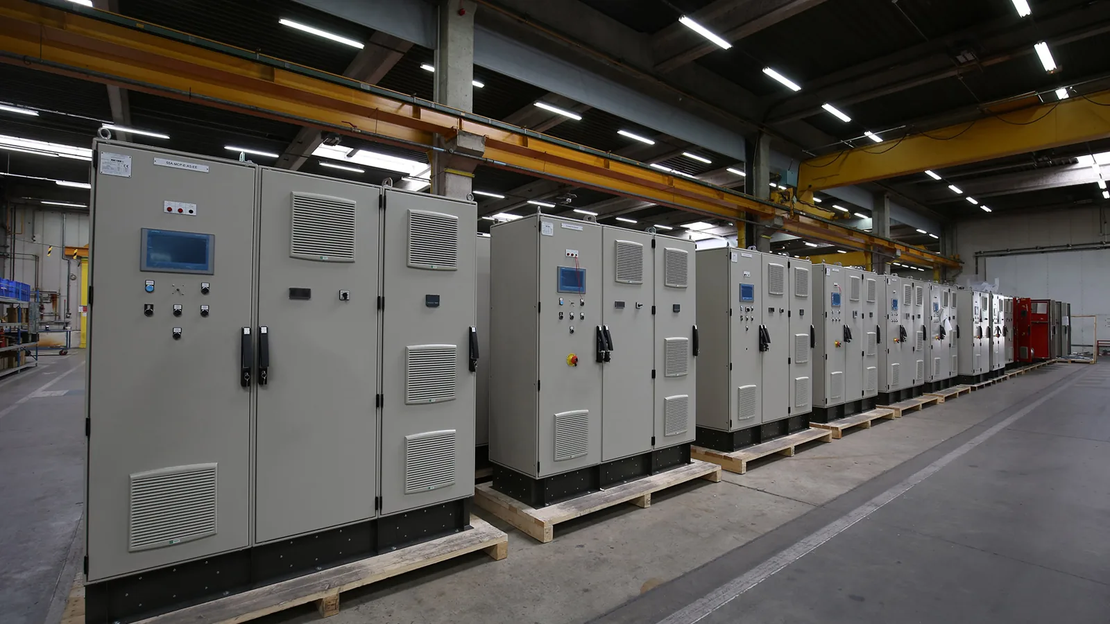 Armoires électriques alignées dans l’usine Aventech