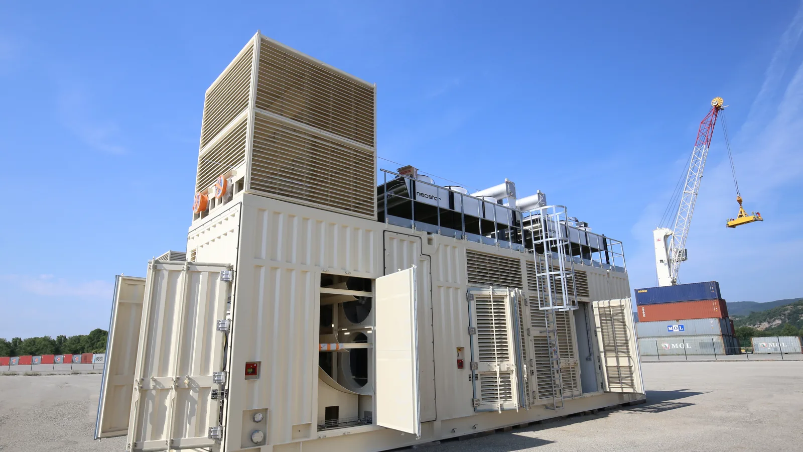 Conteneur énergie Aventech portes ouvertes sur un parc de stockage
