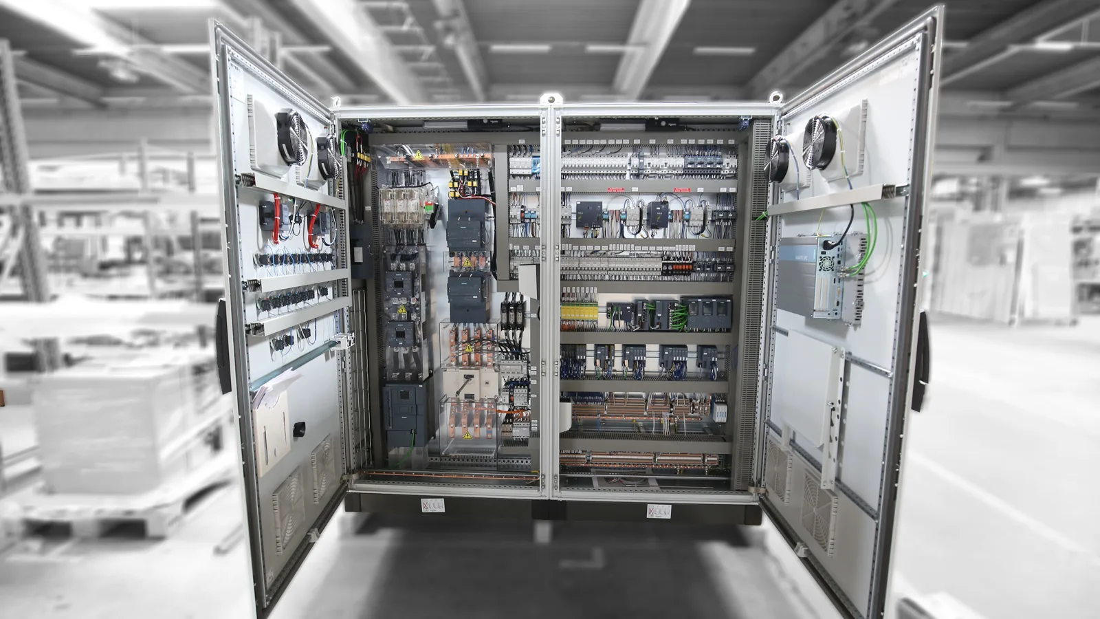 Armoire électrique ouverte montrant le câblage et l’appareillage